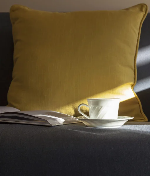 Sofa mit Kissen und Buch am Morgen — Stockfoto