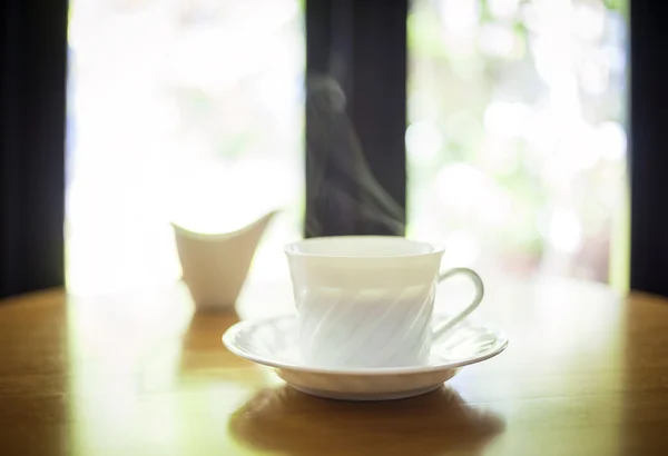 Чашка кави на столі інтер'єр кафе — стокове фото