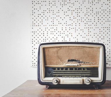 Tahta masadaki retro radyo.