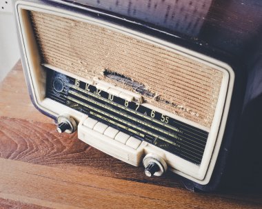 Tahta masadaki retro radyo.