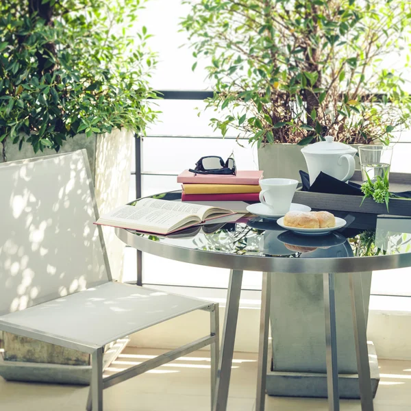 Café y panadería en la terraza casa de la mesa —  Fotos de Stock