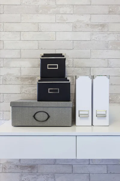 Depolama kutuları klasörleri ile raf