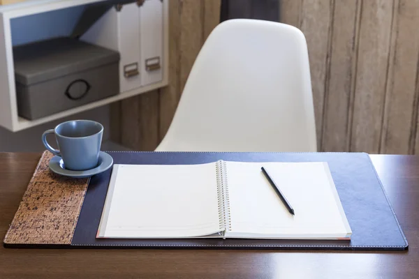 Werkruimte met boek pen en koffie — Stockfoto