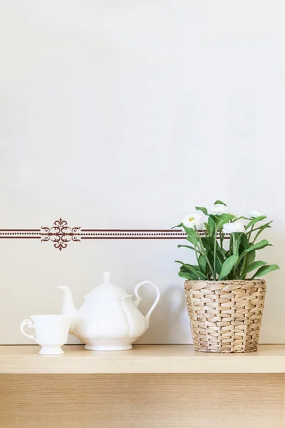 Чайний набір з прикрасою будинку з квітами — стокове фото