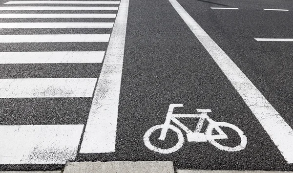 Radfahrstreifen-Schild über Verkehrszeichen — Stockfoto