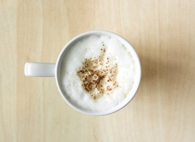 Tahta arka planda bir fincan kahve.