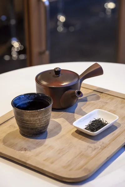 木製トレイの茶葉を日本茶セット — ストック写真