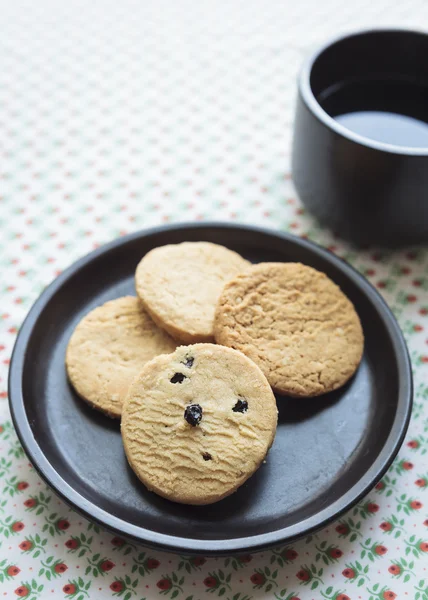 Biscuits on plate with coffee — Stock Photo, Image