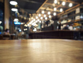 Horní části dřevěný stůl s rozmazané pozadí Bar restaurace