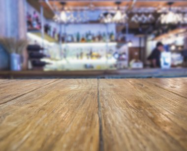 Bulanık Restoran Cafe arka plan ile ahşap tablosunun üst kısmındaki