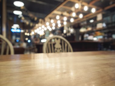 Bar Restoran arka plan bulanık ile ahşap tablosunun üst kısmındaki