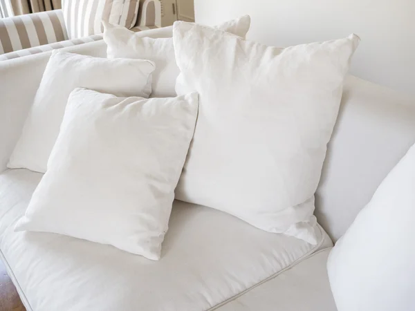 Weiße Kissen auf Sofa, Wohndekoration — Stockfoto
