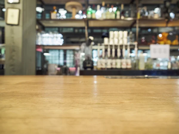 Parte superior de la mesa de madera con barra borrosa fondo de cocina —  Fotos de Stock