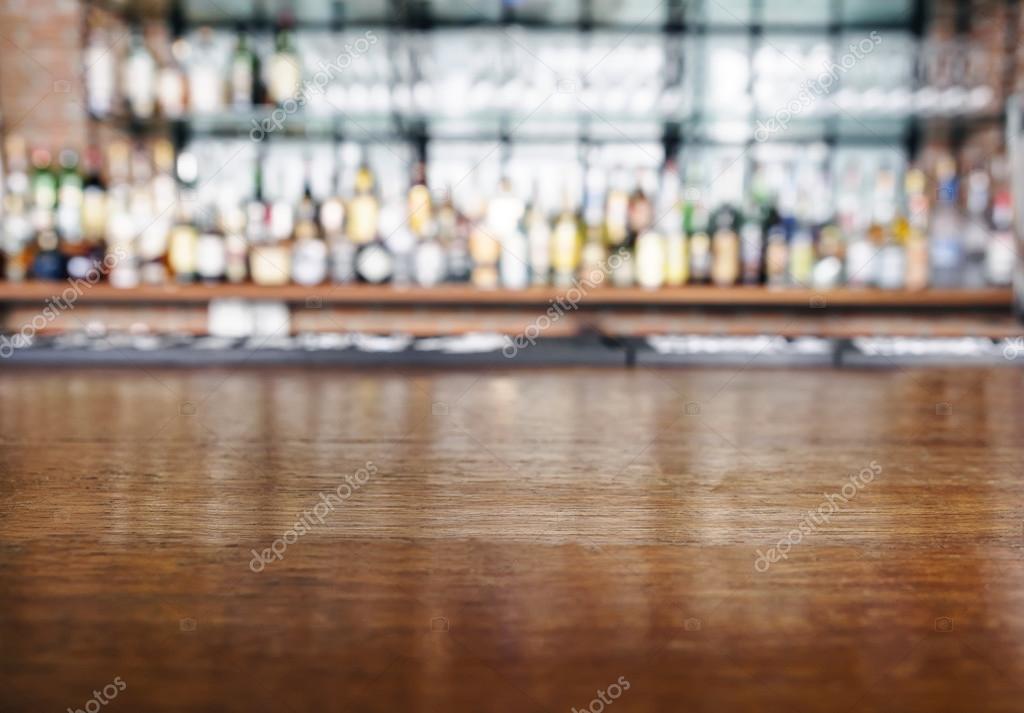 Una mesa de bar de madera con fondo borroso al estilo de escala panorámica