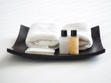 Sahte Spa tuvalet şampuan ve sabun ile el havlusu ahşap tepsi