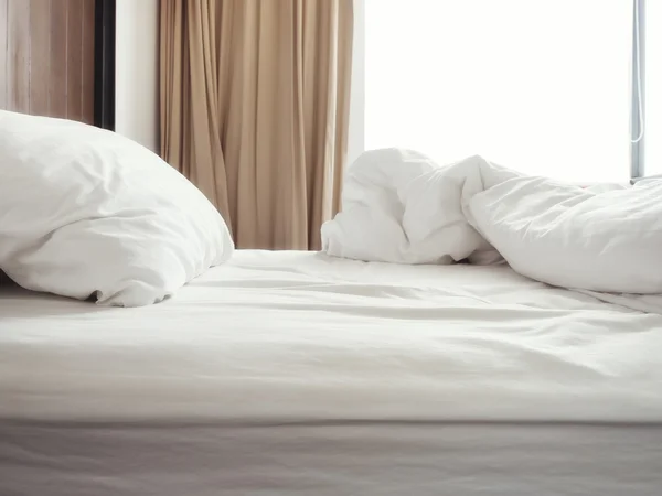 Постельное белье и подушка испорчены утром. — стоковое фото