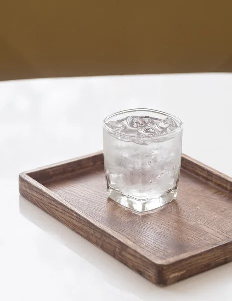 ガラスの水テーブル カフェ レストランのコンセプトの木製トレイ上 — ストック写真