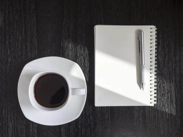 Notizbuch-Stift und Tasse Kaffee-Top-Ansicht Tisch Hintergrund — Stockfoto