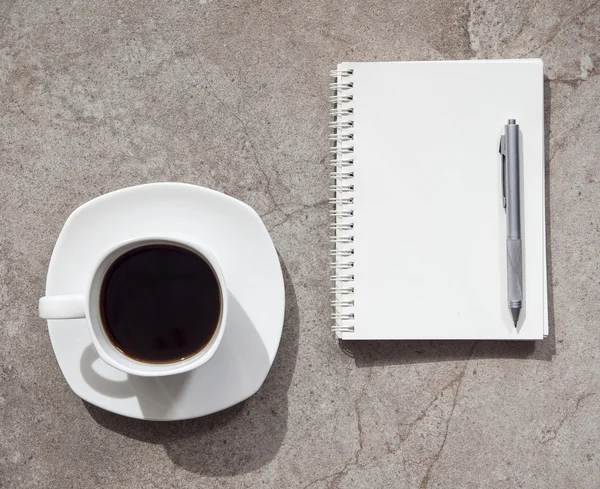 Koffie met Notebook en Pen Top uitzicht op tafel — Stockfoto