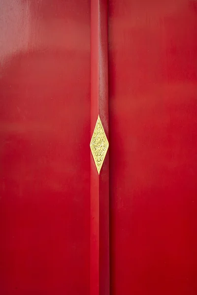 Thajské dveře s rukojetí červené barvy — Stock fotografie