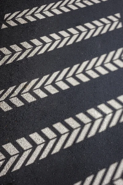 Μοτίβο των ελαστικών στο δρόμο — Φωτογραφία Αρχείου
