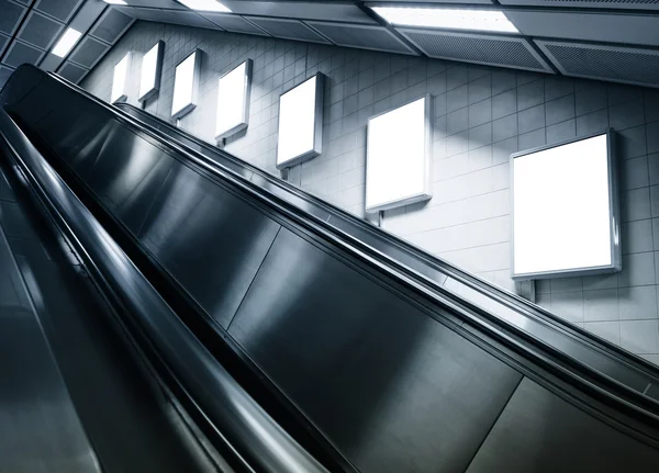 エスカレーターで地下鉄駅における垂直ポスターのモックアップします。 — ストック写真