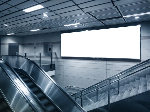 Werbetafel-Leuchtkasten in U-Bahn-Station aufgehübscht — Stockfoto