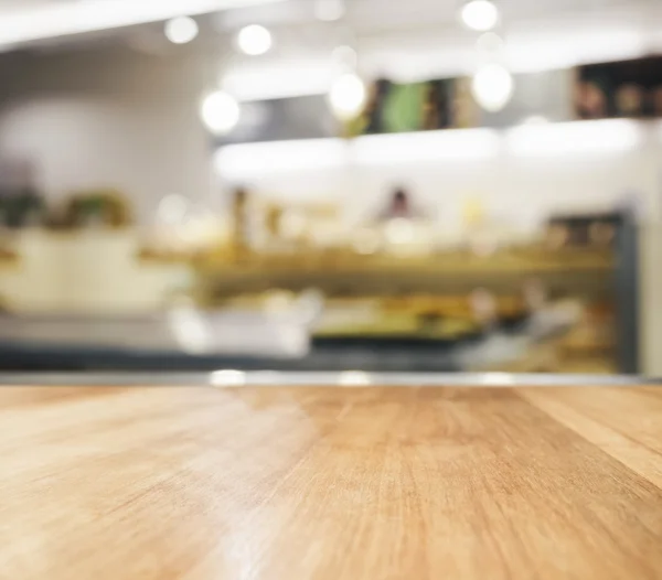 Contador de mesa con fondo interior de cocina borrosa — Foto de Stock