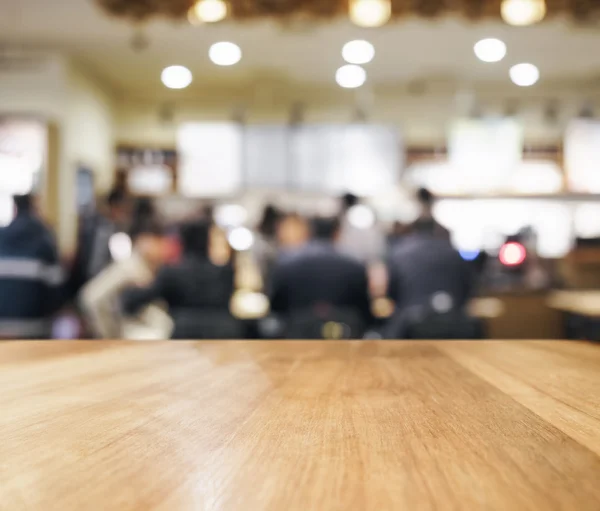 Comptoir de table avec bar flou et réunion de personnes — Photo