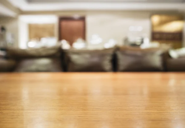 Deska stolu s Blurred pohovka Home výzdobě — Stock fotografie