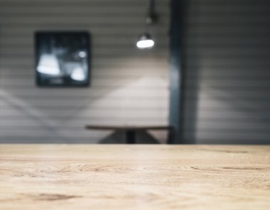 Bulanık arka plan aydınlatma ile masa üstü ve Bar masa