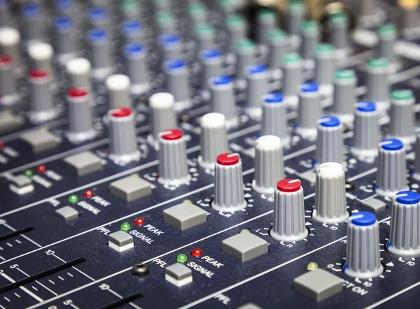 Hudební ovládací tlačítka, zařízení mixer hudební Studio — Stock fotografie