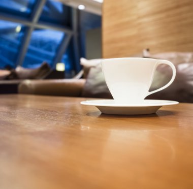 Restoran salonu kafeterya iç arka plan ile masada kahve fincanı