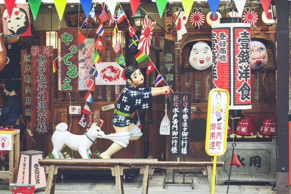 Osaka, Japón - 28 de enero de 2014: Famosa tienda Okonomiyaki en Osak — Foto de Stock