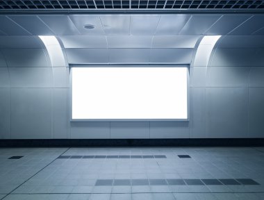 Reklam neon kutusu kadar metro istasyonunda alay