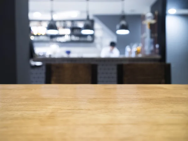 Tampo da mesa com cozinha desfocada e chef — Fotografia de Stock