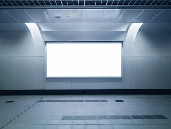 Bannerové reklamy políčko neonová terčem posměchu v stanici metra — Stock fotografie