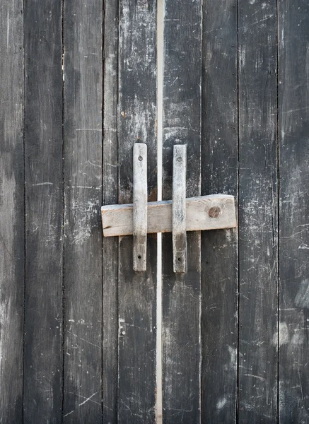 Деревянная дверь с замком — стоковое фото