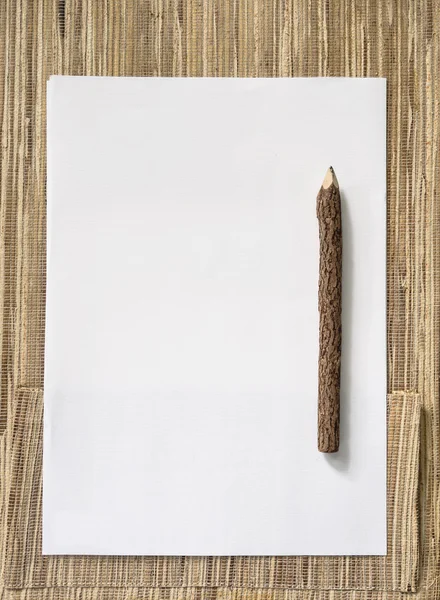 Carta bianca e legno Matita su sfondo di legno — Foto Stock