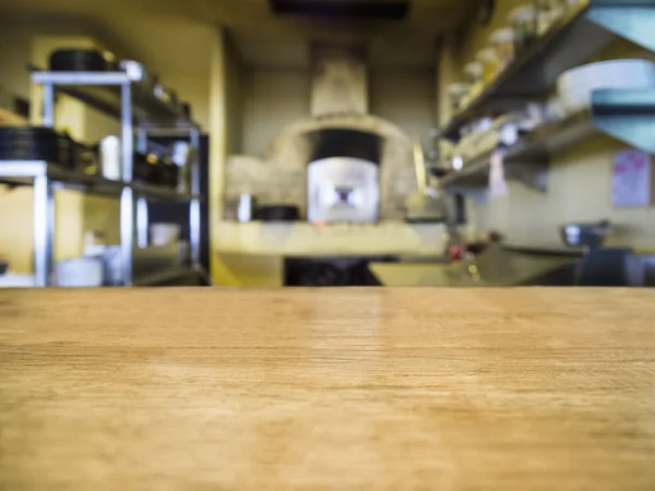 Platte des Holztisches mit verschwommenem Küchentisch — Stockfoto
