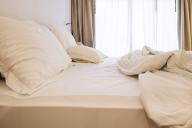 Yatak yatak ve yastıklar sabahları berbat battaniye ile