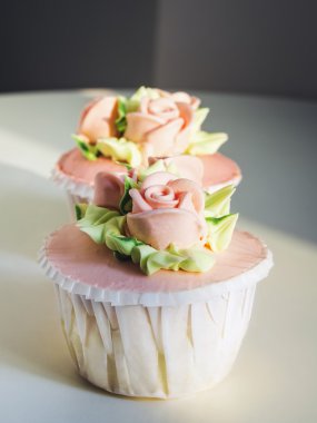 Fincan kek tatlı gül ve çiçek dekorasyonu ile