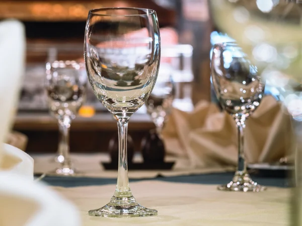 Óculos vazios no restaurante, mesa de jantar — Fotografia de Stock