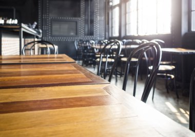Cafe ile tablosunun üst kısmındaki Restoran iç arka plan bulanık