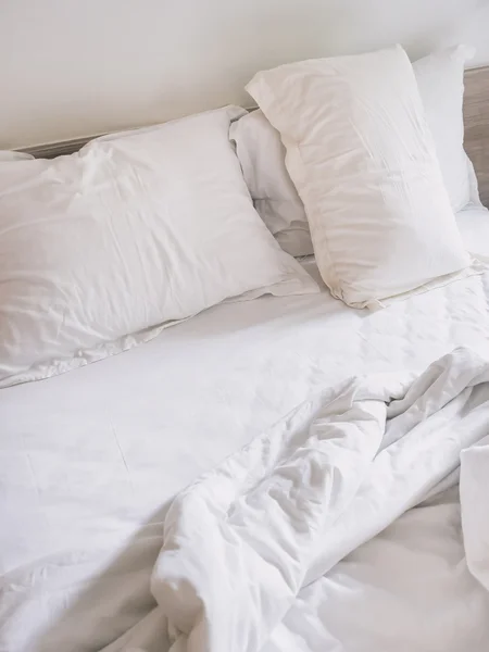 Enredado cama y almohada en el dormitorio —  Fotos de Stock