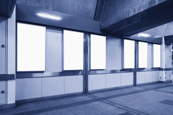 Placa de modelo de cartaz de caixa de néon grande em branco na estação de metrô — Fotografia de Stock