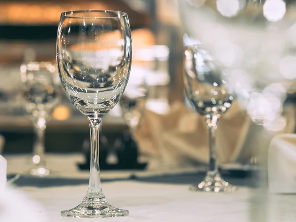 Üres üveg asztal, étkező szett és homályos étterem — Stock Fotó