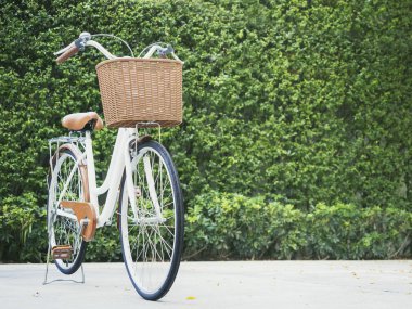 Yeşil bahçe arka plana sahip Bisiklet