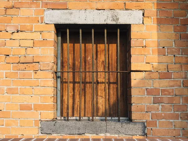 Okenní rám s cihlovou zdí — Stock fotografie