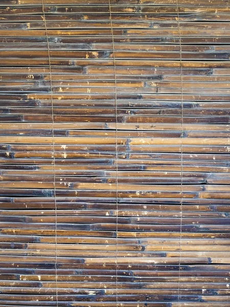 Бамбуковая текстурная плитка на стене — стоковое фото